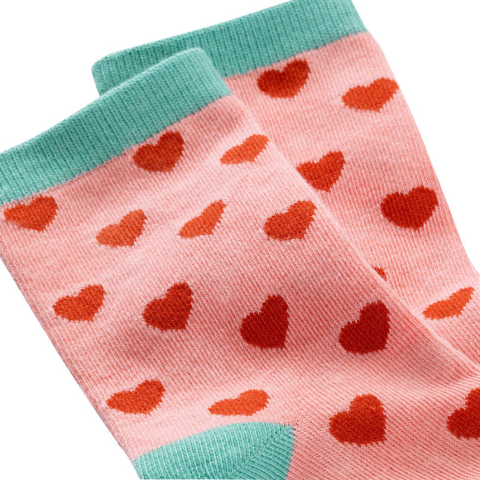 Chaussettes sans couture à imprimés cœurs coloris rouge et vert vue de détail.