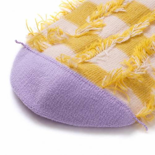 Photo de l'intérieur des chaussettes sans couture damier ocre et violet .