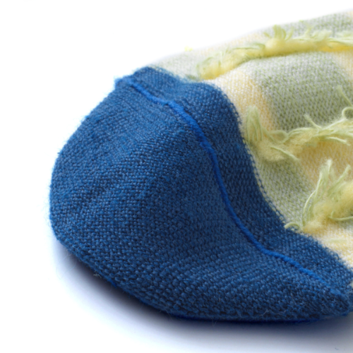 détail de la couture plate intérieure des chaussettes damier vert et bleu