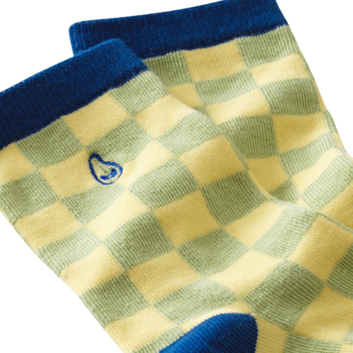 vue du détail avec le logo des chaussettes sans couture à motifs damier vert et bleu