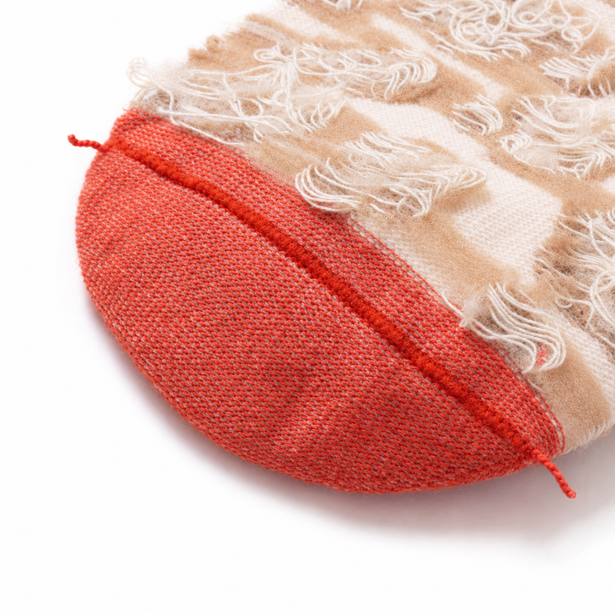 Vue de l'intérieur des chaussettes sans couture léopard beige et rouge.