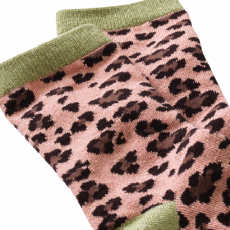Vue de détail des chaussettes enfant sans couture à motif léopard paillettes vert et rose .