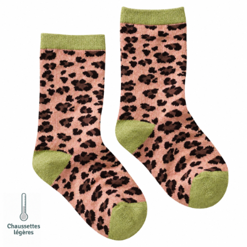 Vue de profil des chaussettes enfant sans couture à motif léopard paillettes vert et rose .