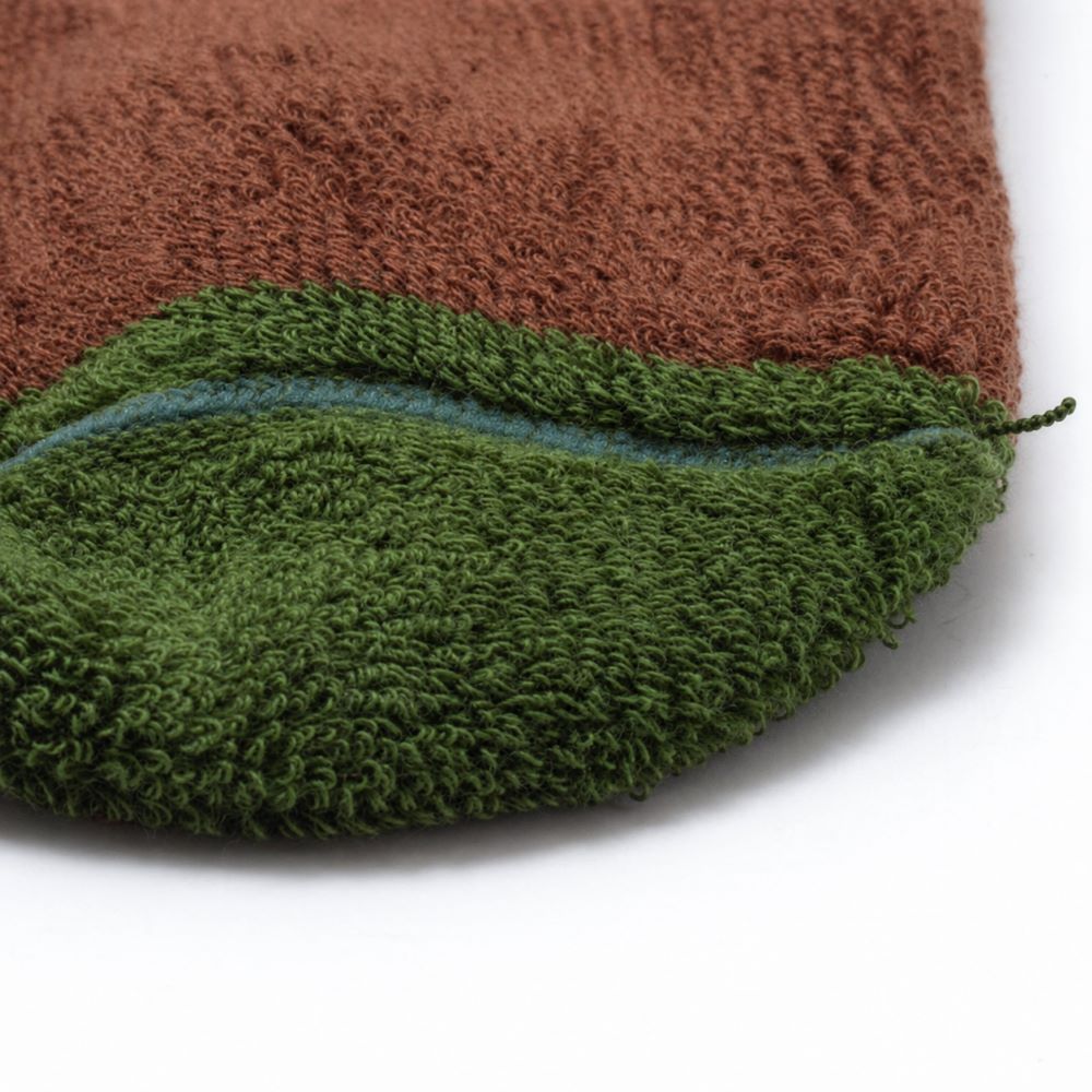 Vue de la couture plate intérieure des chaussettes sans couture marron et vert épaisses .