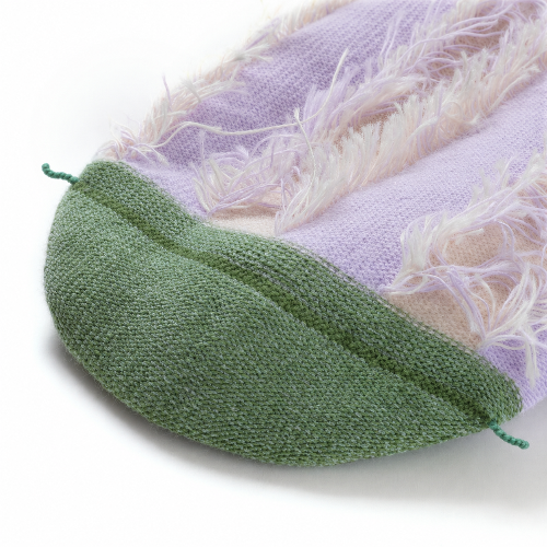 Chaussettes sans couture rayées violet sur l'envers vue du détail de la couture