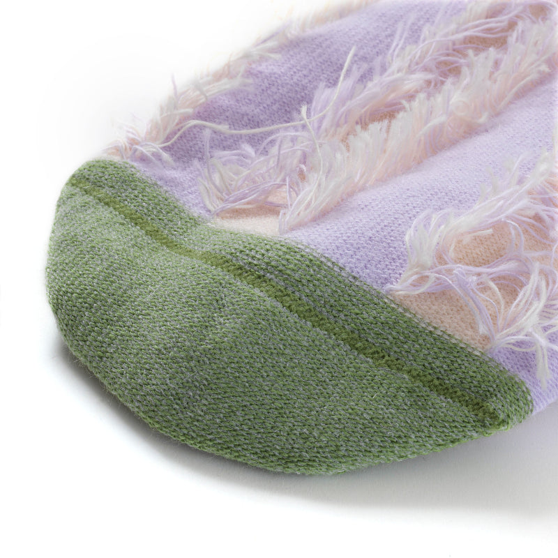 Chaussettes sans couture rayées violet sur l'envers vue du détail de la couture