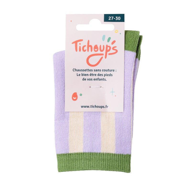 Packaging cartonné recto des chaussettes sans couture rayées violet avec détails vert olive. 