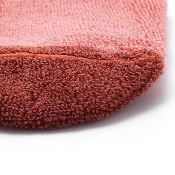 détail de la couture intérieure plate des chaussettes sans couture rose et terracotta épaisses 