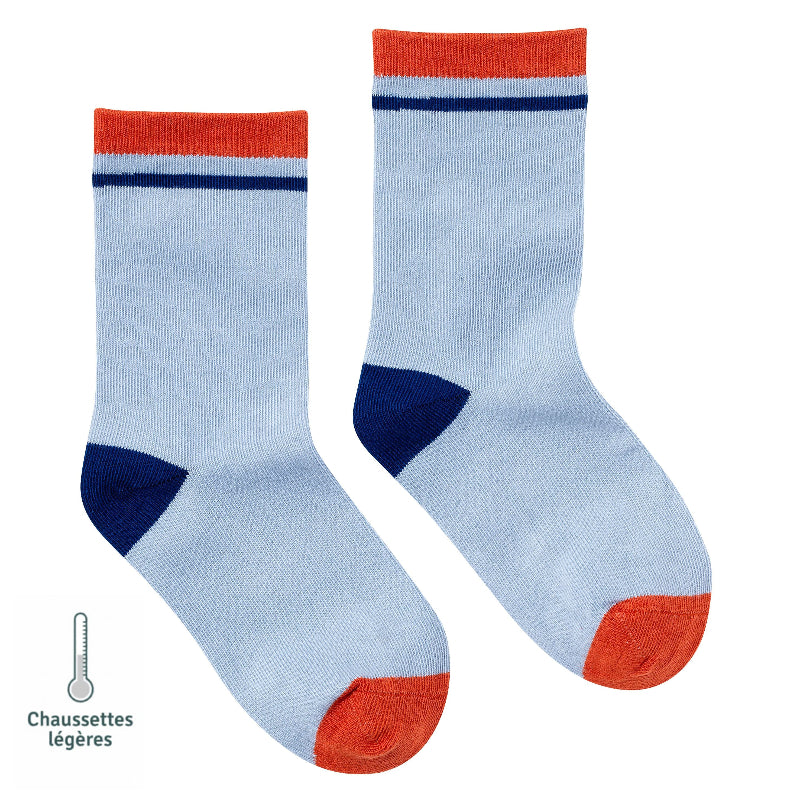 Chaussettes sans couture unies bleu gris avec détails rouge vue de profil