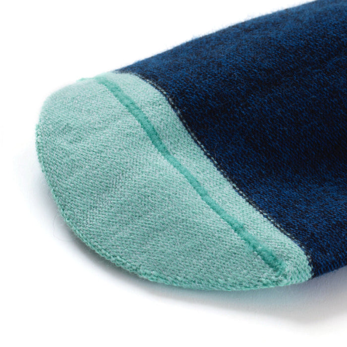 Chaussettes sans couture bleu marine et vert vue de la couture plate intérieure.