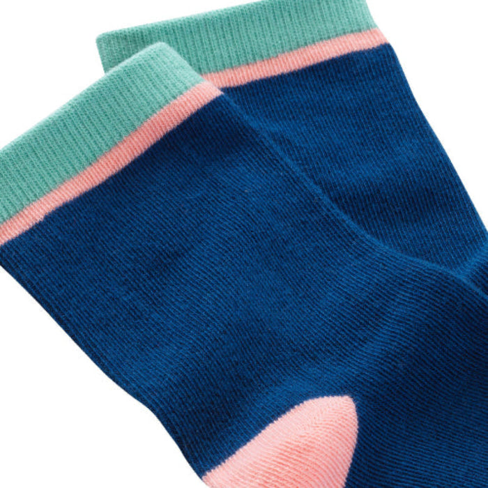 Chaussettes sans couture bleu marine et vert vue de détail.
