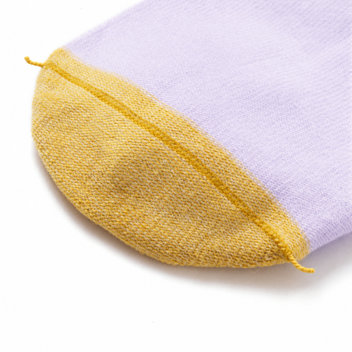 Photo intérieur des chaussettes sans couture  unies violet et ocre .