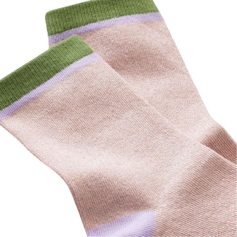 Vue de détail haut des chaussettes sans couture unies paillettes rose pale et vert.