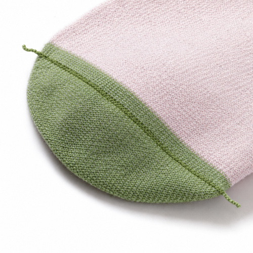 Photo des chaussettes sans couture  unies paillettes rose pale et vert vue de l'intérieur.