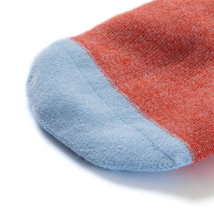 Chaussettes sans couture unies rouges et bleu ciel sur l'envers avec vue de la couture plate.