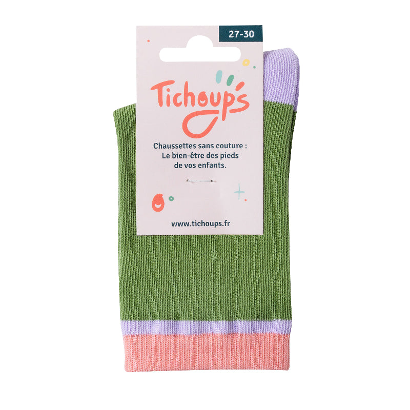 Chaussettes unies vert olive avec détails rose vue du packaging avant sur fond blanc.