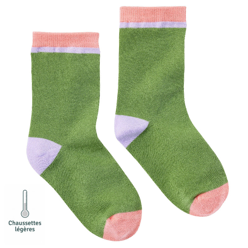 Chaussettes unies vert olive avec détails rose vue de profil sur fond blanc.