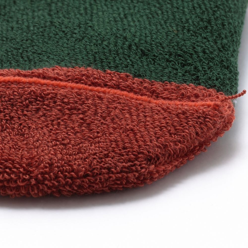 Couture plate intérieure des chaussettes sans couture vert et rose épaisses .