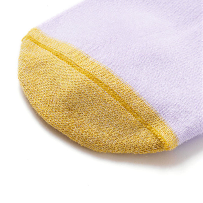 Photo intérieur des chaussettes sans couture  unies violet et ocre .