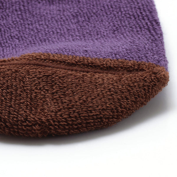 détail couture intérieure plate des chaussettes sans couture violet et beige épaisses 