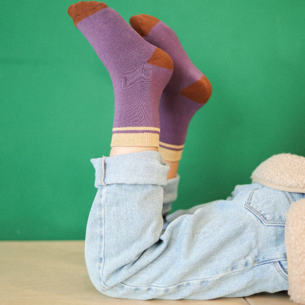 chaussettes sans couture épaisses violet et beige épaisses portées par un enfant 