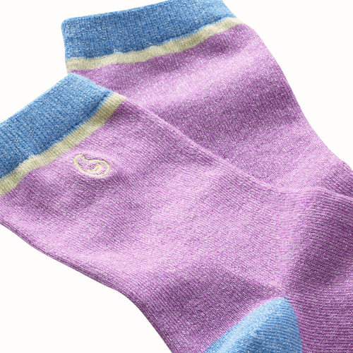 chaussettes sans couture enfant unies paillettes mauve et bleu vue de détail avec le logo