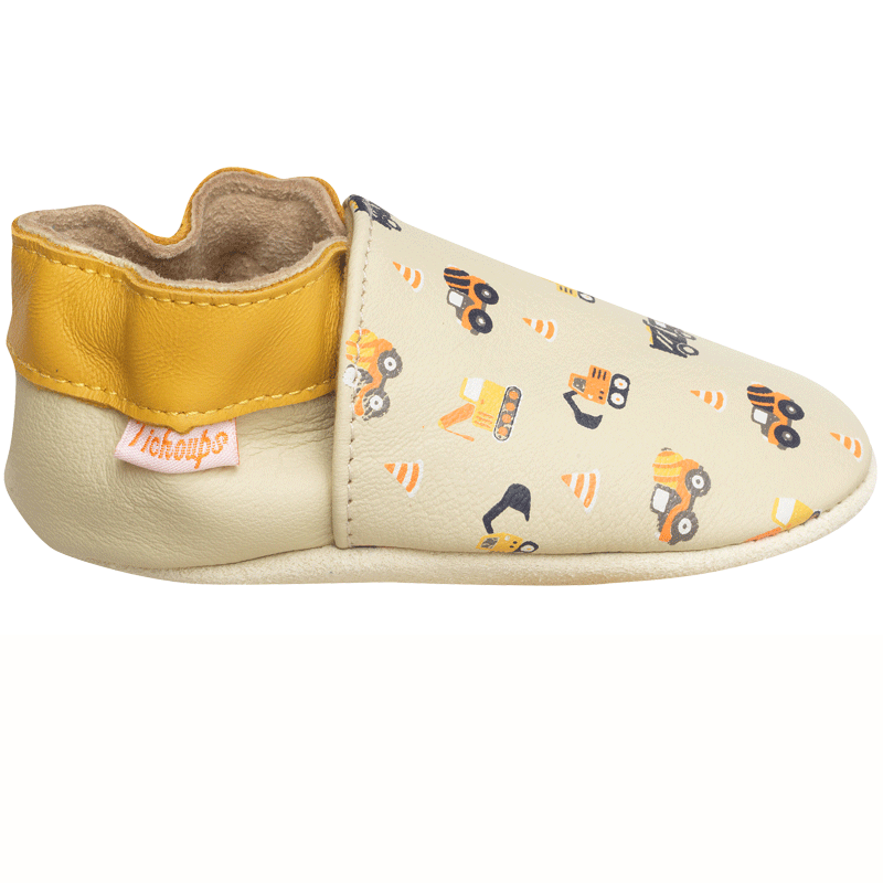 chaussons bébé cuir imprimés engins de travaux vue de profile