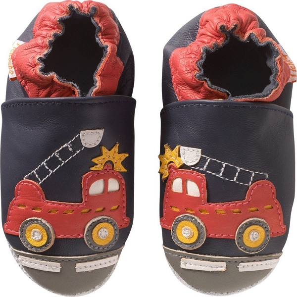 chaussons en cuir pour enfant avec motifs camion de pompiers cousus vue de face