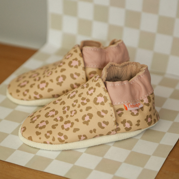 photo d'ambiance chaussons cuir enfant léopard rose