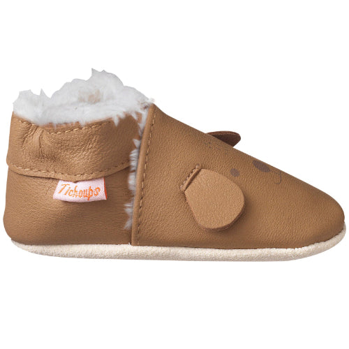 Chaussons fourrés marron en cuir souple pour enfant avec une tête de chien vue de profil
