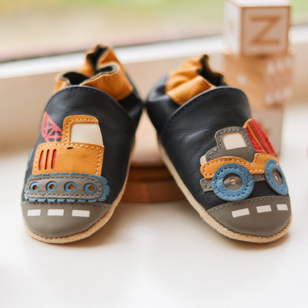 photo chaussons enfant avec motifs  engins de chantier cousus mis en ambiance
