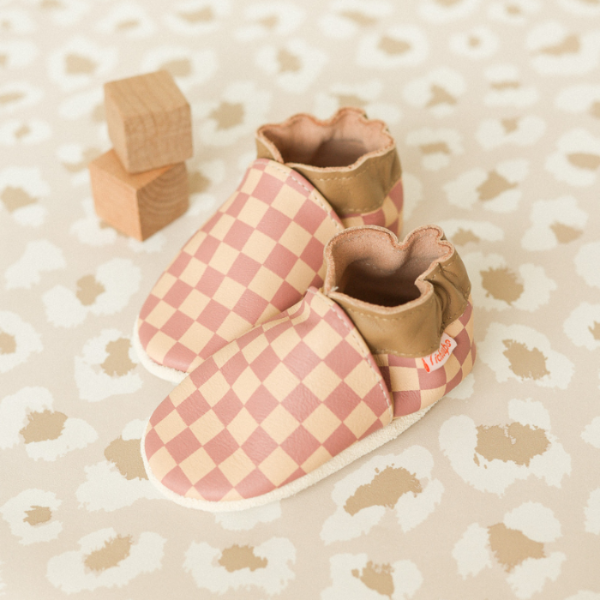 photo chaussons cuir enfant à damier rose mis en ambiance 