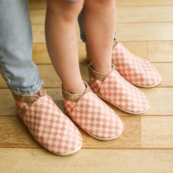 photo chaussons cuir souple enfant et adulte portés