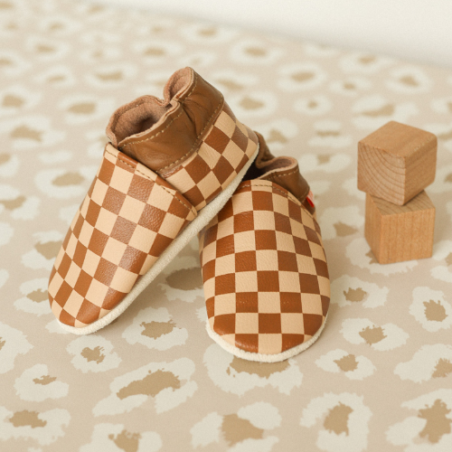 Photo des chaussons enfant en cuir souple Suzon le damier marron vue de face.