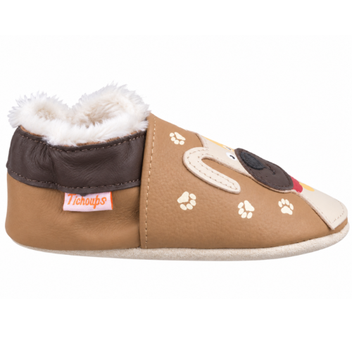 Chaussons enfant fourrés en cuir souple Adrien le chien vue de profil. 