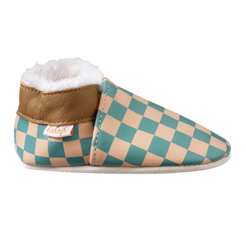 Chaussons enfant cuir souple fourrés motif damier bleu vue de profil