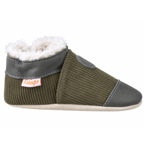 Chausson cuir souple fourre velours kaki vue de profil.