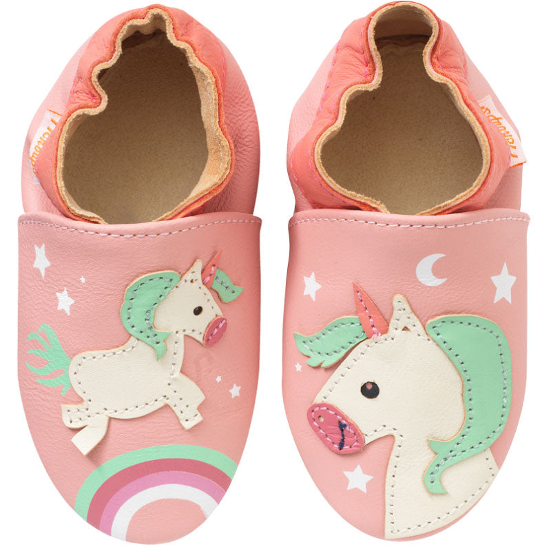Chaussons pour bébé rose en cuir souple et motifs licorne vue de face