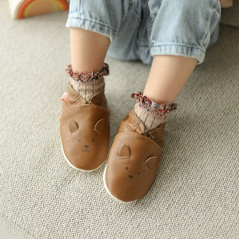 chaussons pour bébé petite tête de renard en cuir souple marron portés