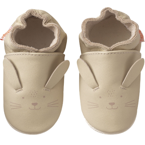Chaussons en cuir souple beige avec petite tête de lapin vue de face