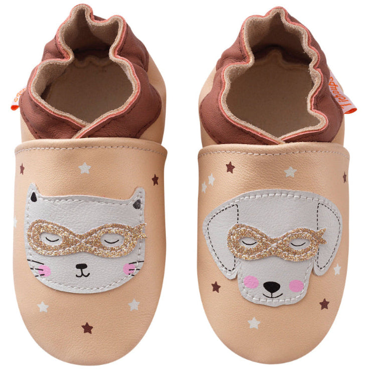 Chaussons en cuir souple rose imprimés chat et chien pour enfant, vue de face.
