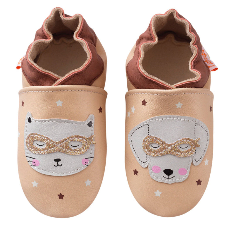 Chaussons en cuir souple rose imprimés chat et chien pour enfant, vue de face.