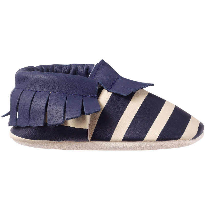 Photo des chaussons bebe cuir souple franges marcel raye marine à franges vue de profil