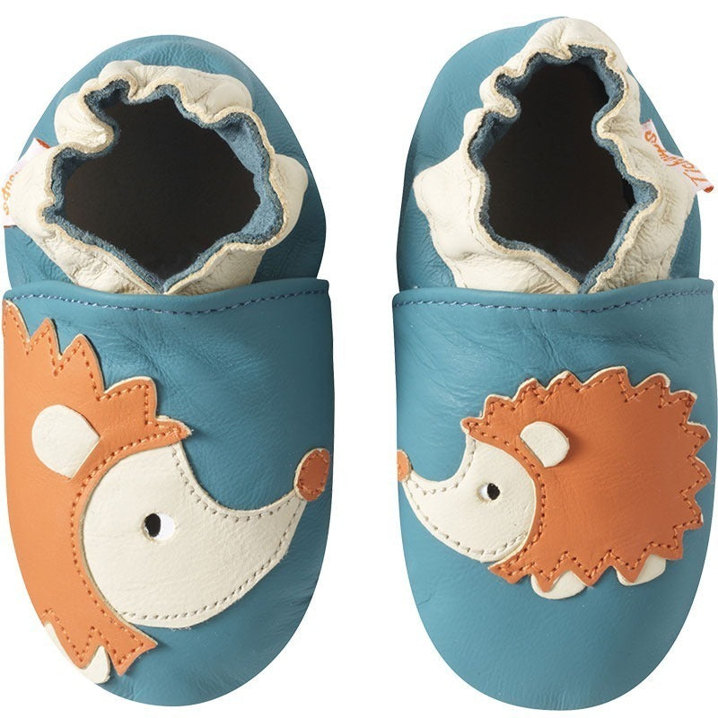 Chaussons bébé en cuir souple bleu avec des motifs hérissons vue de face