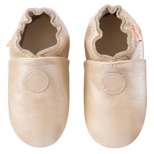 Chaussons bébé en cuir souple beige irisé de face