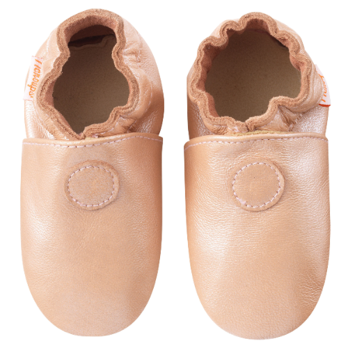 chaussons bébé en cuir rose irisé vue de face