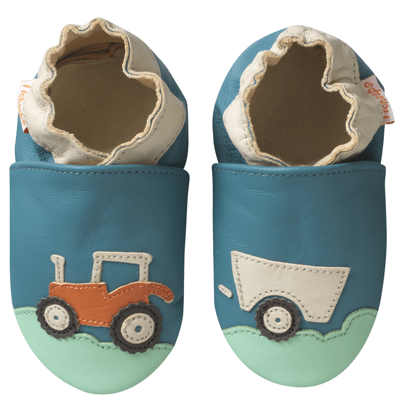 Chaussons pour bébé cuir souple bleu à motifs tracteur vue de face
