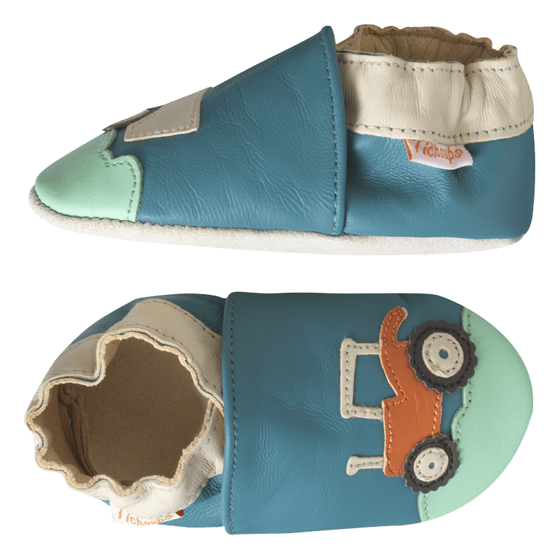chaussons pour bébé bleu en cuir souple motifs tracteur et vue de profil
