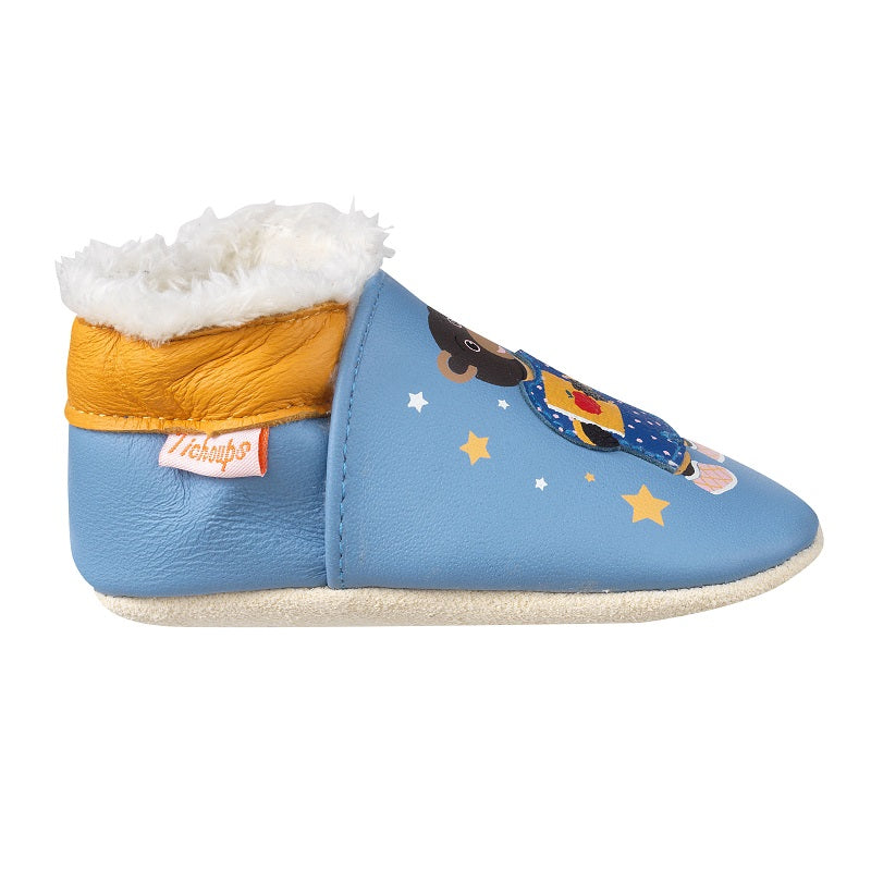 chaussons en cuir souple fourrés bleu pour bébé avec des motifs Bonne nuit Petit Ours Brun. Vue de face