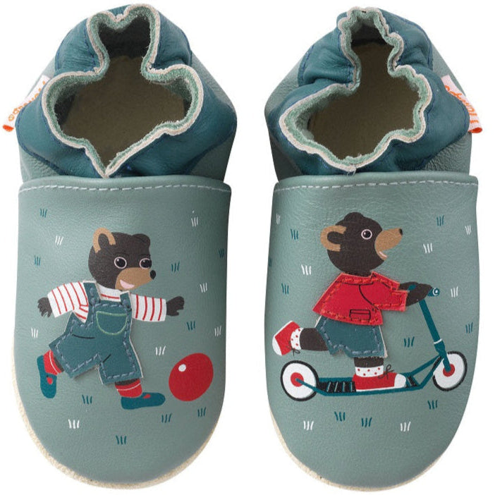 Petit Ours Brun joue dehors